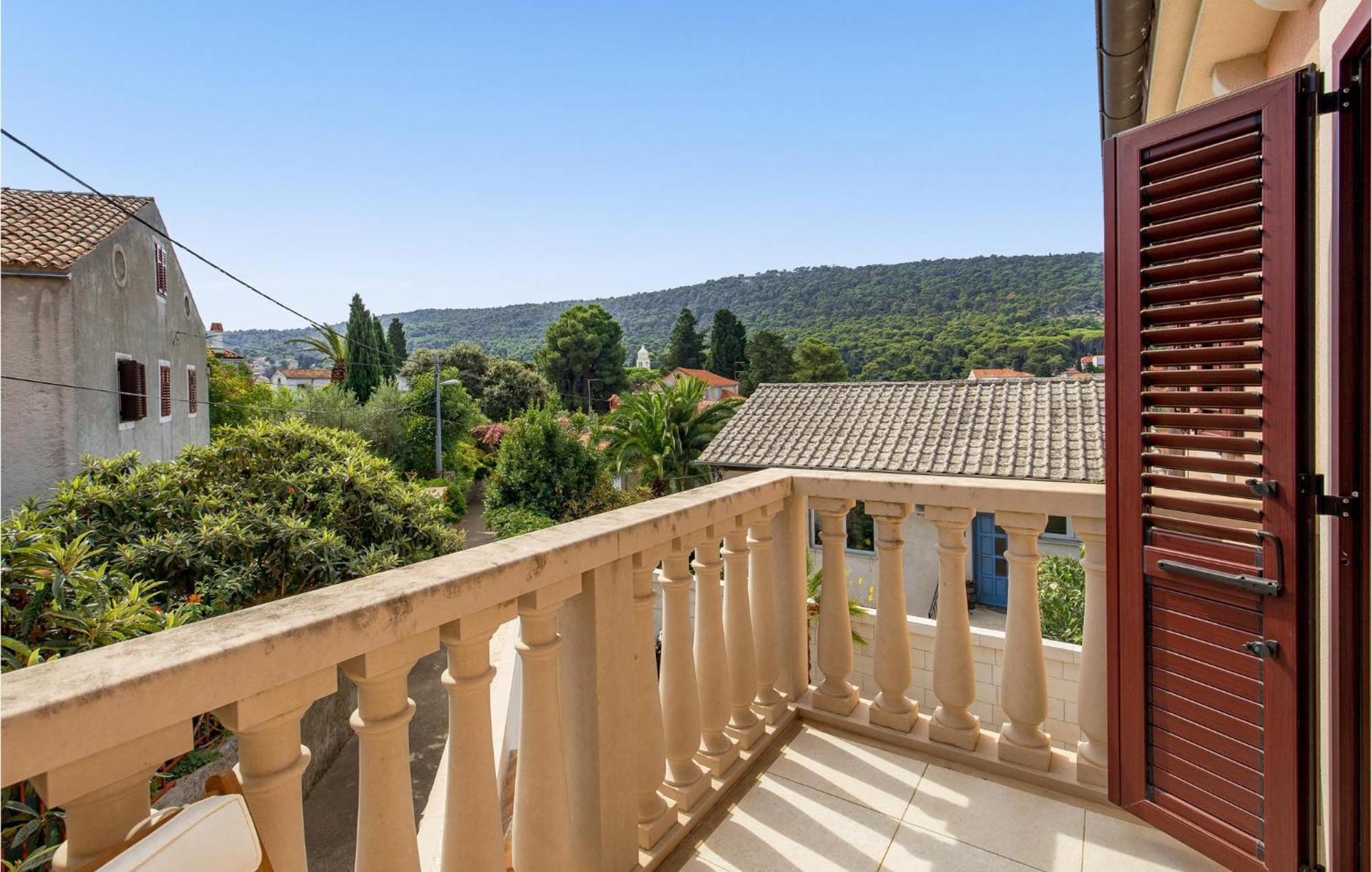 2 Bedroom Awesome Apartment In Veli Lošinj Εξωτερικό φωτογραφία