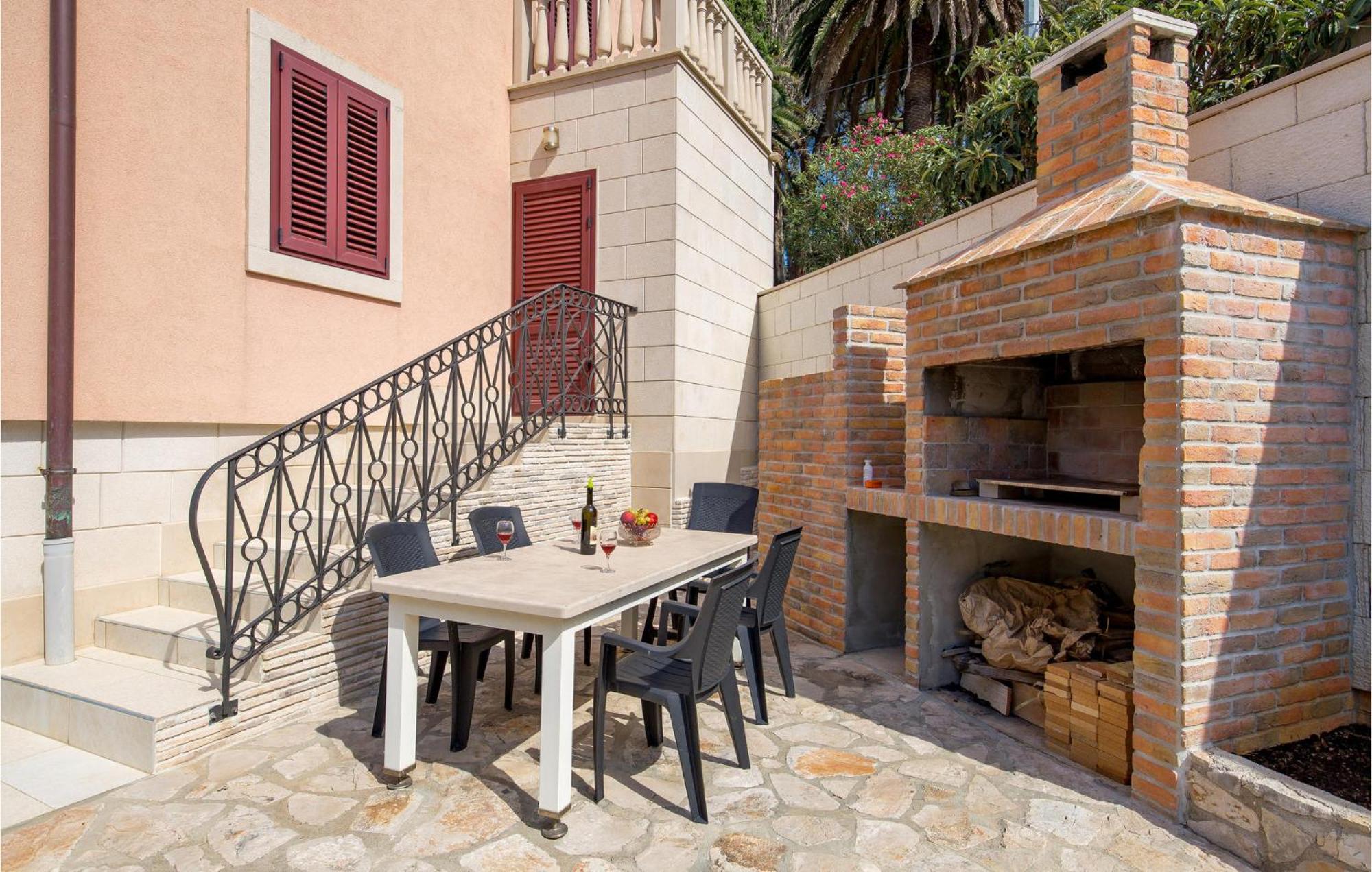 2 Bedroom Awesome Apartment In Veli Lošinj Εξωτερικό φωτογραφία